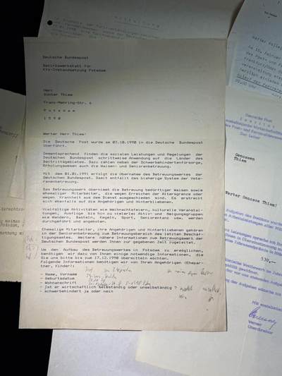 戎马世界章牌大赏第115期 民主德国邮政部门行政长官的证件套，共计42份嘉奖文件和证书