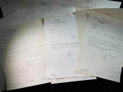 戎马世界章牌大赏第115期 民主德国邮政部门行政长官的证件套，共计42份嘉奖文件和证书