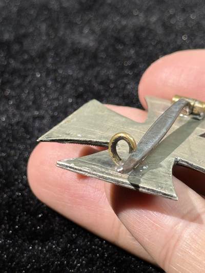 戎马世界章牌大赏第115期 德国二战一级铁十字勋章，漆面后补，别针后焊，外框开裂后粘