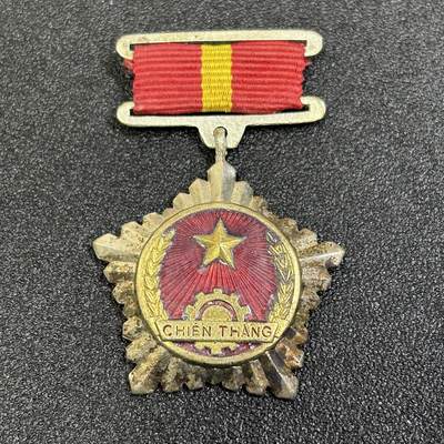 西秦中古拍卖第八十五期  越南人民军胜利勋章 早期小挂珐琅版 于1958年2月2日设立，旨在表彰在1946年至1954年抗战期间为军队建设和战斗作出有功贡献的越南人民军将士
