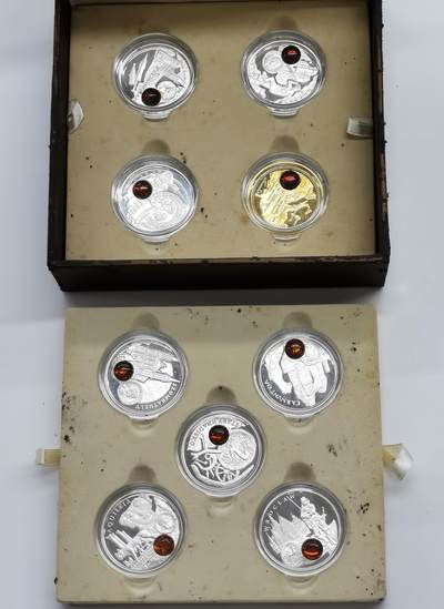 博洋堂“生趣盎然”4月精品专场暨第169期（全场包邮） 库克2011/2012年1元9枚镶嵌琥珀精制银币套 琥珀之路 925银16.81克X9（其中一枚镀金）共计151.29克 发行量：1万套左右 原盒 波兰代铸