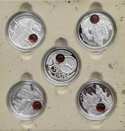 博洋堂“生趣盎然”4月精品专场暨第169期（全场包邮） 库克2011/2012年1元9枚镶嵌琥珀精制银币套 琥珀之路 925银16.81克X9（其中一枚镀金）共计151.29克 发行量：1万套左右 原盒 波兰代铸