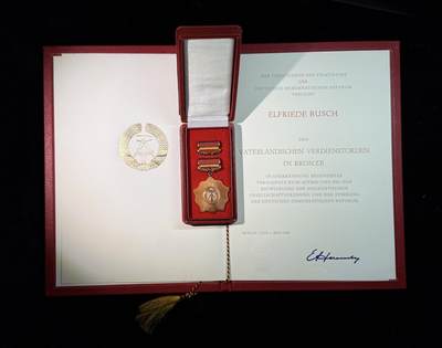 戎马世界章牌大赏第115期 东德铜级祖国功勋，带证书