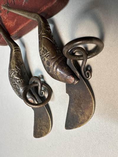 清-民国-建国｜老铜器专场.伍 晚清民国老铜錾刻福禄鱼形裁纸刀一对 