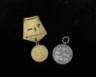 戎马世界章牌大赏第115期 苏联保卫莫斯科奖章与波兰奖章一组