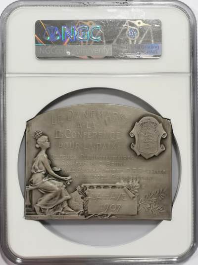 博洋堂“生趣盎然”4月精品专场暨第169期（全场包邮） NGC UNCD 丹麦1907年第二届和平会议镀银铜牌，尺寸：72*90mm。正面印有沙皇尼古拉二世和王后威廉敏娜的侧面肖像。背面印有丹麦国徽和丹麦代表团成员的名字。品相非常好，基本看不到痕迹，低评状态。名家Bruun旧藏