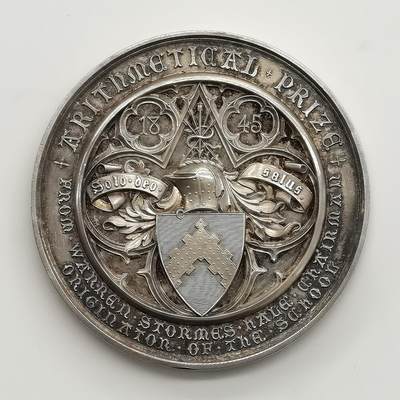 博洋堂“生趣盎然”4月精品专场暨第169期（全场包邮） 英国伦敦学院银章，淡彩包浆，品相上佳，美轮美奂，直径58mm，重量86.4g。