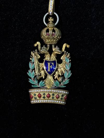 戎马世界章牌大赏第115期 奥匈帝国骑士级铁皇冠，带战争花环，材质铜镀金，1917-1918版 ，品相还可以，皇冠底座的珐琅珠保存的很好，无标，吊环替换过标应该在吊环上。