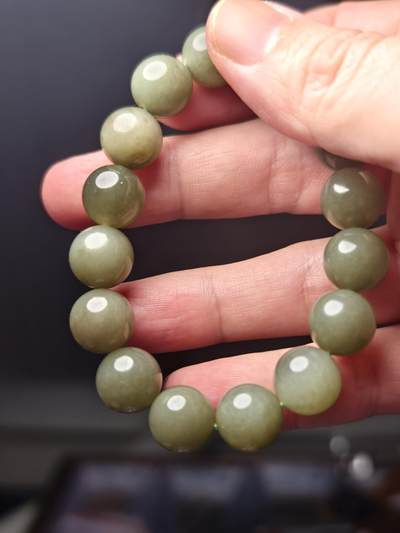 抚柳草堂-第二十八期章牌钱币  奖章勋章 满百包邮 放漏专场 和田玉青玉手串 和田粉青料质地细腻结构紧密 料子老熟具有丝绢光泽 个别转光珠子具有猫眼效应 珠径11.9mm 重42.6g 上手效果百搭 显白