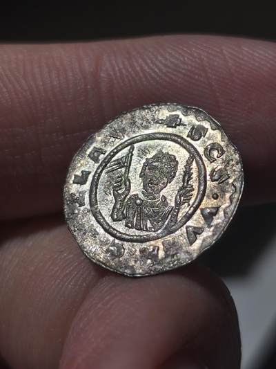 星盘世界钱币 5.2年度精品币大拍 一周年抽奖活动 中世纪 - 波西米亚公国第纳尔银币，弗拉季斯拉夫一世（Vladislaus i ）时期，图案铭文清晰，瑞士老藏家旧藏，相比波西米亚王国，公国时期的钱币存世较少，仅在中欧本地拍卖出现，并且图案丰富