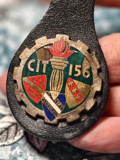 抚柳草堂-第二十八期章牌钱币  奖章勋章 满百包邮 放漏专场 法国陆军运输部队第156训练中心（CIT 156）证章 齿轮+火炬 齿轮代表运输/后勤的工业属性 火炬则象征“传承与训练”，点明了这支部队的教学训练职能  历史原品 