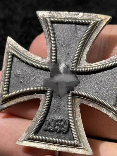 戎马世界章牌大赏第115期 德国二战一级铁十字勋章，漆面后补，别针后焊，外框开裂后粘