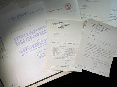 戎马世界章牌大赏第115期 民主德国邮政部门行政长官的证件套，共计42份嘉奖文件和证书