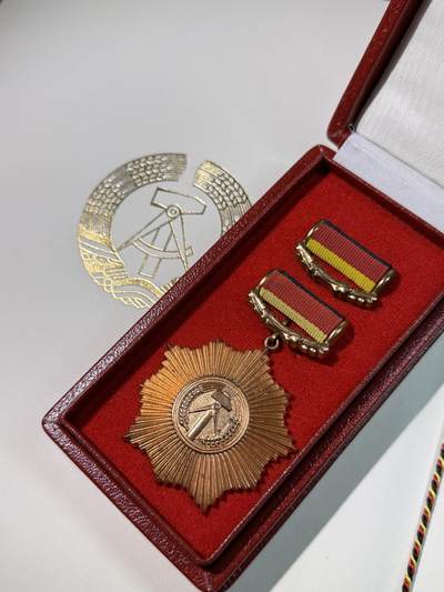 戎马世界章牌大赏第115期 东德铜级祖国功勋，带证书