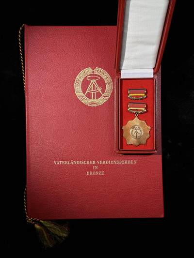 戎马世界章牌大赏第115期 东德铜级祖国功勋，带证书