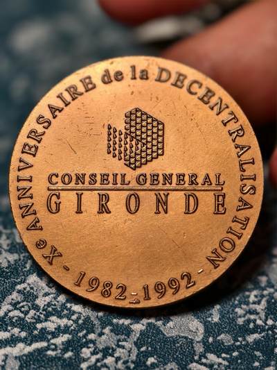 抚柳草堂-第二十八期章牌钱币  奖章勋章 满百包邮 放漏专场 1992法国吉伦特省分权十周年铜章 正面浮雕玛丽安娜Daniel Dupuis作品法国新艺术运动时期的著名章牌艺术家 直径41mm 重43.6g