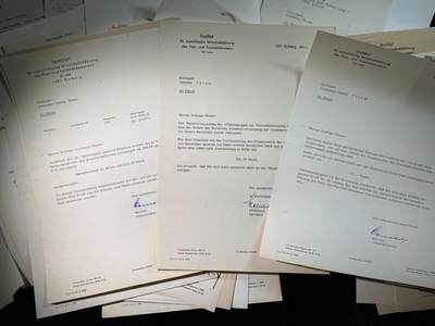 戎马世界章牌大赏第115期 民主德国邮政部门行政长官的证件套，共计42份嘉奖文件和证书