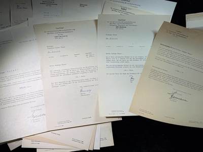 戎马世界章牌大赏第115期 民主德国邮政部门行政长官的证件套，共计42份嘉奖文件和证书