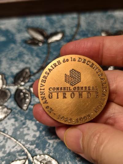 抚柳草堂-第二十八期章牌钱币  奖章勋章 满百包邮 放漏专场 1992法国吉伦特省分权十周年铜章 正面浮雕玛丽安娜Daniel Dupuis作品法国新艺术运动时期的著名章牌艺术家 直径41mm 重43.6g