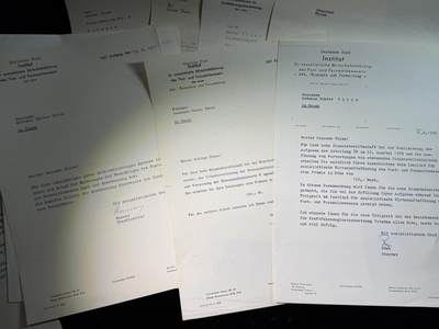 戎马世界章牌大赏第115期 民主德国邮政部门行政长官的证件套，共计42份嘉奖文件和证书