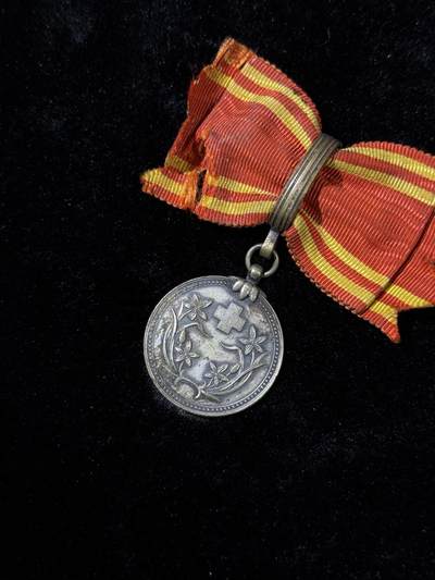 戎马世界章牌大赏第115期 勿忘国耻！伪满洲国赤十字社社员章，少见女版