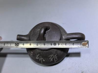 旧藏紫泥石瓢壶，原矿紫泥胎质，包浆温润古旧。壶身阴刻草书，刀笔劲挺，添几分文人气韵。石瓢形制经典，器型稳正，是兼具实用与赏玩的老茶器。 旧藏紫泥石瓢壶，原矿紫泥胎质，包浆温润古旧。壶身阴刻草书，刀笔劲挺，添几分文人气韵。石瓢形制经典，器型稳正，是兼具实用与赏玩的老茶器。