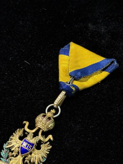 戎马世界章牌大赏第115期 奥匈帝国骑士级铁皇冠，带战争花环，材质铜镀金，1917-1918版 ，品相还可以，皇冠底座的珐琅珠保存的很好，无标，吊环替换过标应该在吊环上。