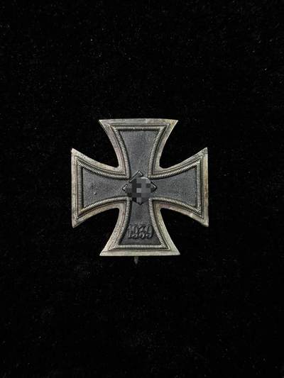戎马世界章牌大赏第115期 德国二战一级铁十字勋章，漆面后补，别针后焊，外框开裂后粘