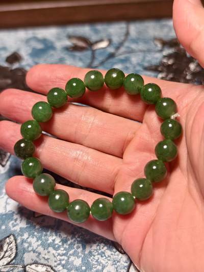 抚柳草堂-第二十八期章牌钱币  奖章勋章 满百包邮 放漏专场 和田玉碧玉手串 和田碧玉结构紧密，有油润感，底色浓郁，珠径适中，上身效果佳，个别珠子有棉裂黑点 珠径10mm 重31.2g 假一赔十