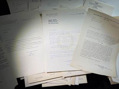 戎马世界章牌大赏第115期 民主德国邮政部门行政长官的证件套，共计42份嘉奖文件和证书