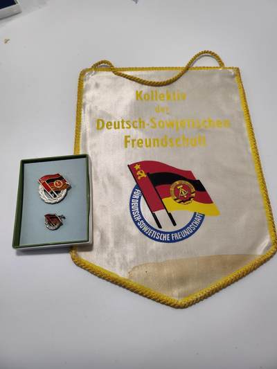 南水社第5次拍卖  东德（DDR）德苏友好协会（DSF）纪念套装（锦旗+银级纪念章徽章一对+原盒） 实拍如图