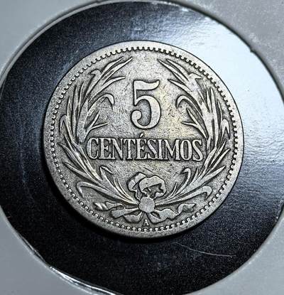 外国优质老铜币纪念币银币专场，周六晚上九点倒数截拍，满百包邮，节前出差在外，5月3日统一发货,可寄存半年，喜欢朋友微信扫描二维码可直接参拍 乌拉圭1901年5分，币面的 “五月太阳” 象征国家独立，周边稻穗饰纹体现农业经济。它见证了 20 世纪初乌拉圭共和国稳定发展的货币体系。