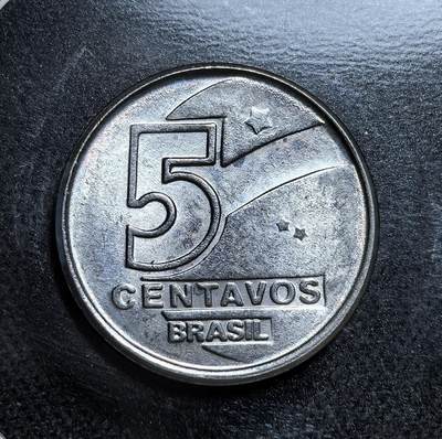 外国优质老铜币纪念币银币专场，周六晚上九点倒数截拍，满百包邮，节前出差在外，5月3日统一发货,可寄存半年，喜欢朋友微信扫描二维码可直接参拍 巴西渔夫10克鲁塞罗，币面以渔民、鱼与原住民纹饰为主题，体现巴西对沿海文化和本土传统的表达，见证了 80 年代末经济动荡中的货币流通。