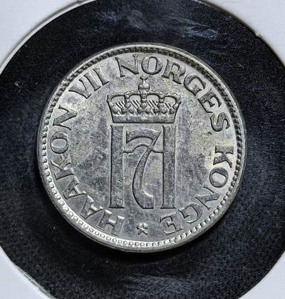 外国优质老铜币纪念币银币专场，周六晚上九点倒数截拍，满百包邮，节前出差在外，5月3日统一发货,可寄存半年，喜欢朋友微信扫描二维码可直接参拍 挪威哈康七世1956年50欧尔，币面为挪威国徽与国王花押字，发行于战后重建阶段，是挪威摆脱德国占领、恢复主权后经济复苏的见证。