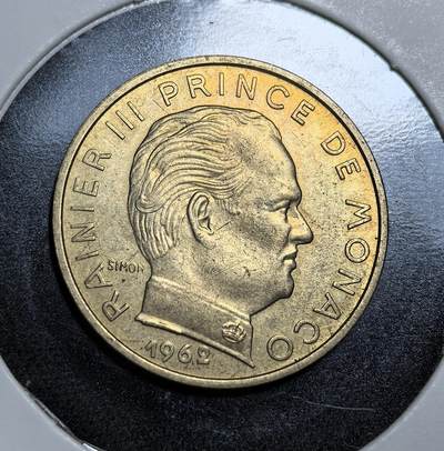 外国优质老铜币纪念币银币专场，周六晚上九点倒数截拍，满百包邮，节前出差在外，5月3日统一发货,可寄存半年，喜欢朋友微信扫描二维码可直接参拍 摩纳哥1962年20 生丁铜币。正面为兰尼埃三世亲王头像，背面是圣德沃特（摩纳哥守护圣徒）持剑盾像与 “Deo Juvante”（蒙神助）格言，是公国独立货币体系的典型代表。