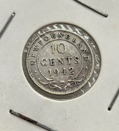 外国优质老铜币纪念币银币专场，周六晚上九点倒数截拍，满百包邮，节前出差在外，5月3日统一发货,可寄存半年，喜欢朋友微信扫描二维码可直接参拍 英属纽芬兰自治领1942年乔治六世10 分银币，发行于二战期间，见证了纽芬兰加入加拿大联邦前，最后一段作为英国自治领的货币与历史。