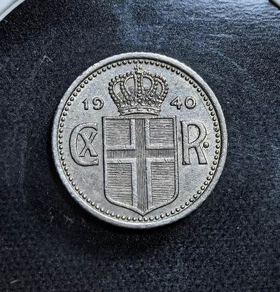 外国优质老铜币纪念币银币专场，周六晚上九点倒数截拍，满百包邮，节前出差在外，5月3日统一发货,可寄存半年，喜欢朋友微信扫描二维码可直接参拍 冰岛1940年10奥拉，属丹麦 - 冰岛联合统治末期。币面纹章与克里斯蒂安十世花押字，见证冰岛在二战德军占领丹麦后，逐步走向独立的历史转折。