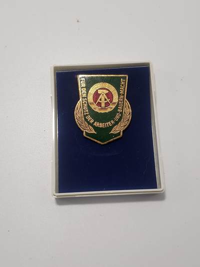 南水社第5次拍卖  东德边防警察荣誉证章完好带盒