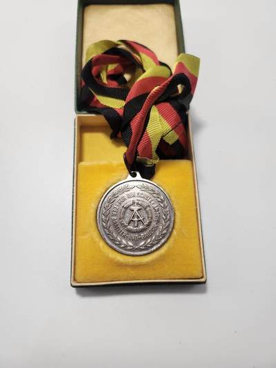 南水社第5次拍卖  东德（DDR）边防部队“前进”体育协会纪念章 原盒原品 带绶带 章体完好 实拍如图