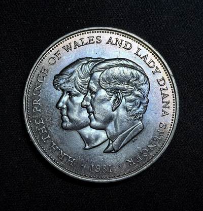 外国优质老铜币纪念币银币专场，周六晚上九点倒数截拍，满百包邮，节前出差在外，5月3日统一发货,可寄存半年，喜欢朋友微信扫描二维码可直接参拍 英国1981年查尔斯王子与戴安娜王妃婚礼克朗型纪念币直径38.5mm，重28.5g。正面为伊丽莎白二世头像，背面是查尔斯与戴安娜的双人侧面像，是当时王室盛事的重要纪念物。