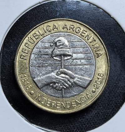 外国优质老铜币纪念币银币专场，周六晚上九点倒数截拍，满百包邮，节前出差在外，5月3日统一发货,可寄存半年，喜欢朋友微信扫描二维码可直接参拍 阿根廷独立 200 周年纪念版 2 比索双色币，币面的 “自由之帽与握手” 图案象征独立与团结，纪念 1816 年国家独立，彰显民族认同与建国理念。