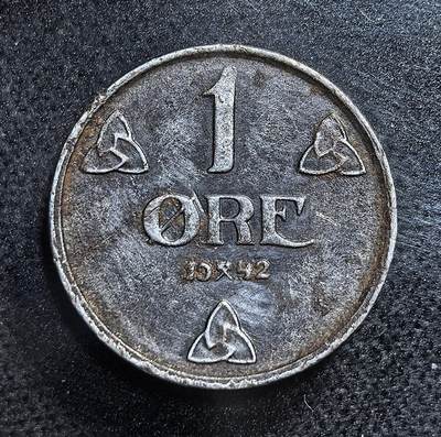 外国优质老铜币纪念币银币专场，周六晚上九点倒数截拍，满百包邮，节前出差在外，5月3日统一发货,可寄存半年，喜欢朋友微信扫描二维码可直接参拍 二战德占挪威1942 年 1 欧尔锌币，以挪威国徽为图案，采用战时锌制材质，是挪威被占领时期的应急流通辅币。
