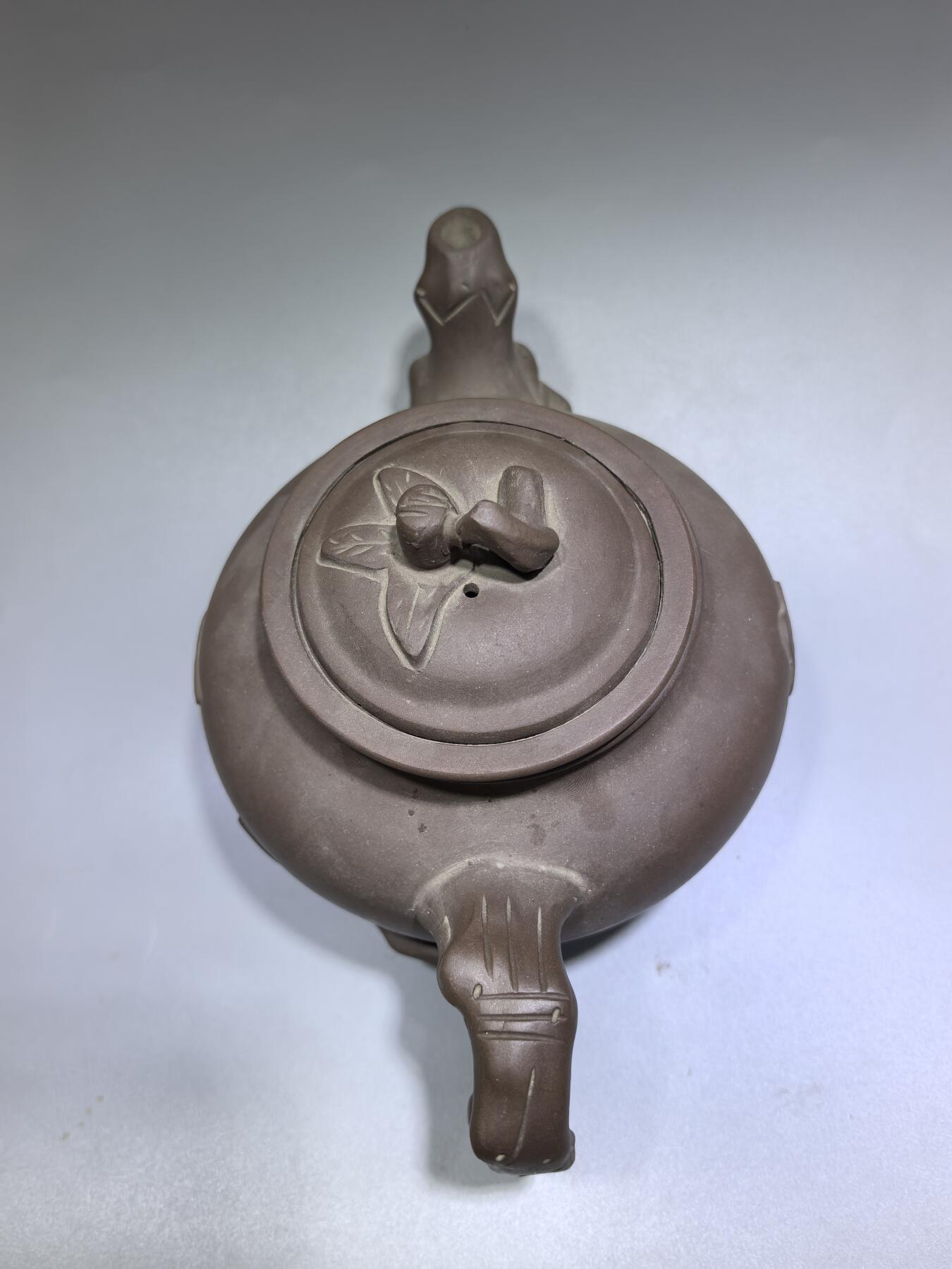 旧藏老紫泥梅桩紫砂壶，精选原矿紫泥，质地温润细腻，自带岁月沉淀的包浆质感。壶身以梅桩为形，壶嘴、壶把、盖钮皆塑为梅枝，壶身贴塑梅花纹饰，线条简练生动，尽显梅的傲骨清韵。器型饱满周正，出水流畅，是兼具实用与收藏价值的文玩茶器。