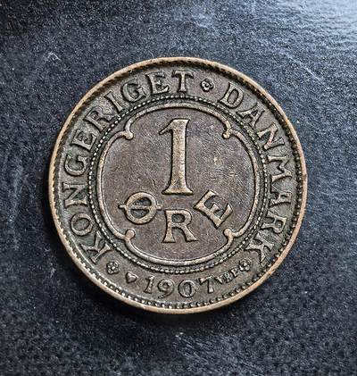 外国优质老铜币纪念币银币专场，周六晚上九点倒数截拍，满百包邮，节前出差在外，5月3日统一发货,可寄存半年，喜欢朋友微信扫描二维码可直接参拍 丹麦弗雷德里克八世1907年1 欧尔铜币，币面以国王花押字与王冠为标志，是丹麦君主立宪制稳定时期的流通辅币，见证了 20 世纪初丹麦的经济发展。
