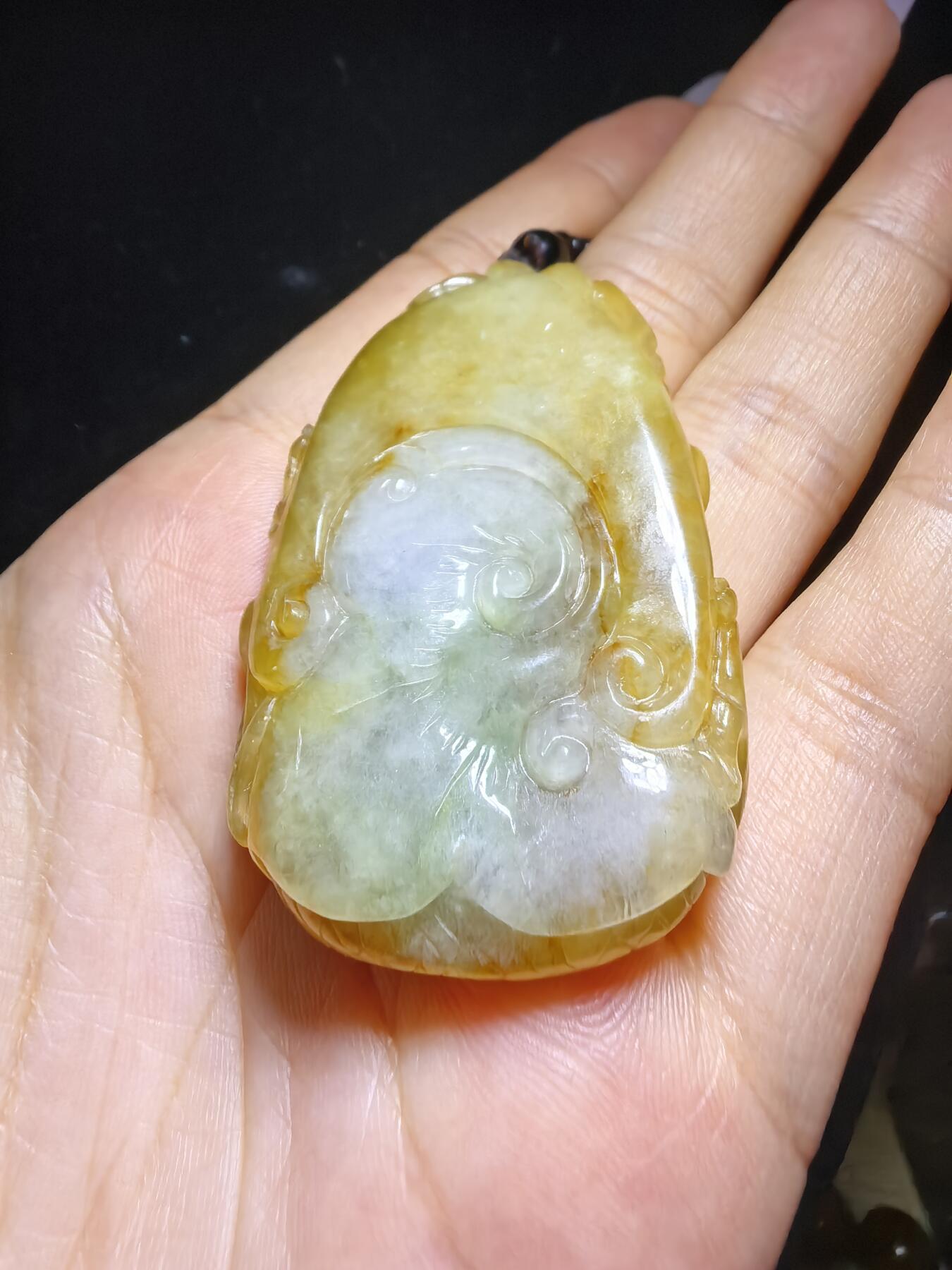 精选天然黄翡龙牌，色泽温润如蜜，通透莹亮。整料随形巧雕，龙纹苍劲灵动，盘曲间尽展威严；背面如意纹饰，线条流畅，寓意顺遂安康。黄翡为“金”，龙主祥瑞，金运与贵气相融，是随身护佑的雅器，亦是收藏赏玩的佳选。5.2cm*3.5cm*1.3cm