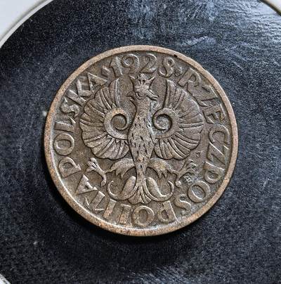 外国优质老铜币纪念币银币专场，周六晚上九点倒数截拍，满百包邮，节前出差在外，5月3日统一发货,可寄存半年，喜欢朋友微信扫描二维码可直接参拍 少见铜币波兰第二共和国1928 年2 格罗什铜币，币面为波兰国徽白鹰，发行于战后经济恢复期，是波兰独立初期货币改革的重要实物见证。