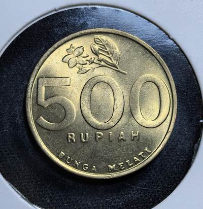 外国优质老铜币纪念币银币专场，周六晚上九点倒数截拍，满百包邮，节前出差在外，5月3日统一发货,可寄存半年，喜欢朋友微信扫描二维码可直接参拍 印度尼西亚大面值迦楼罗神鹰500 卢比，正面印有国花茉莉（Melati），背面是印尼国徽 “迦楼罗神鹰”，是印尼新秩序时期经济改革的见证。