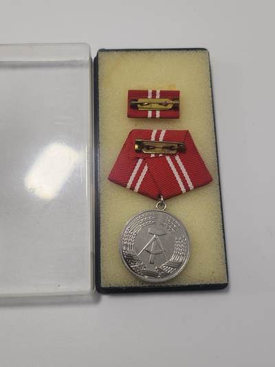 南水社第5次拍卖  民主德国工人阶级战斗队10年银级服役奖章。