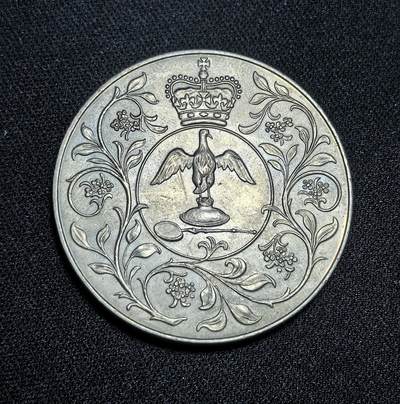 外国优质老铜币纪念币银币专场，周六晚上九点倒数截拍，满百包邮，节前出差在外，5月3日统一发货,可寄存半年，喜欢朋友微信扫描二维码可直接参拍 英国1977年伊丽莎白二世登基 25 周年25 便士克朗型纪念币直径38.5mm，重28.5g。正面为女王骑马像，背面为代表圣灵的鹰与圣餐盘图案，是英国王室庆典系列纪念币的经典代表。