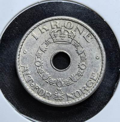 外国优质老铜币纪念币银币专场，周六晚上九点倒数截拍，满百包邮，节前出差在外，5月3日统一发货,可寄存半年，喜欢朋友微信扫描二维码可直接参拍 的挪威 1946 年1 克朗，发行于二战结束后，正面刻有国王哈康七世的名号与年号，见证了挪威从德军占领走向战后独立的历史转折，体现挪威战后经济复苏与君主制的延续。